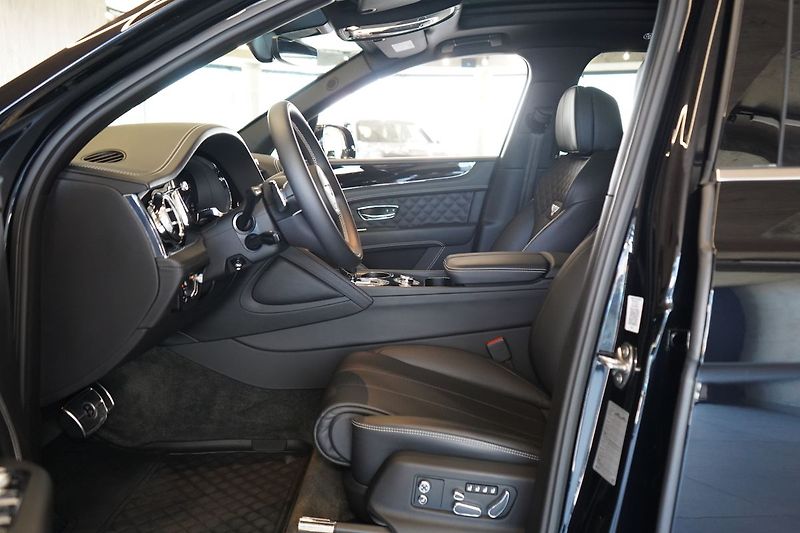 Bentley Bentayga V8, AWD, Panorama, 360° kamera - fotka 19 z 50