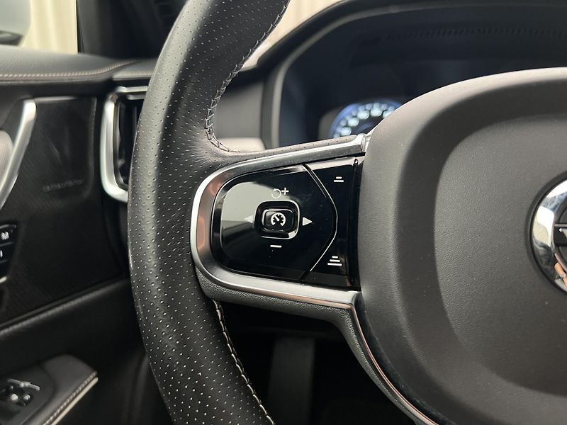 Volvo S90 D5 AWD R-DESIGN AUT - fotka 23 z 41