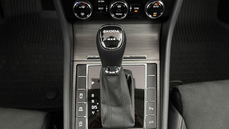 Škoda Superb 2.0 TSI DSG 4x4 Scout Combi - fotka 25 z 32