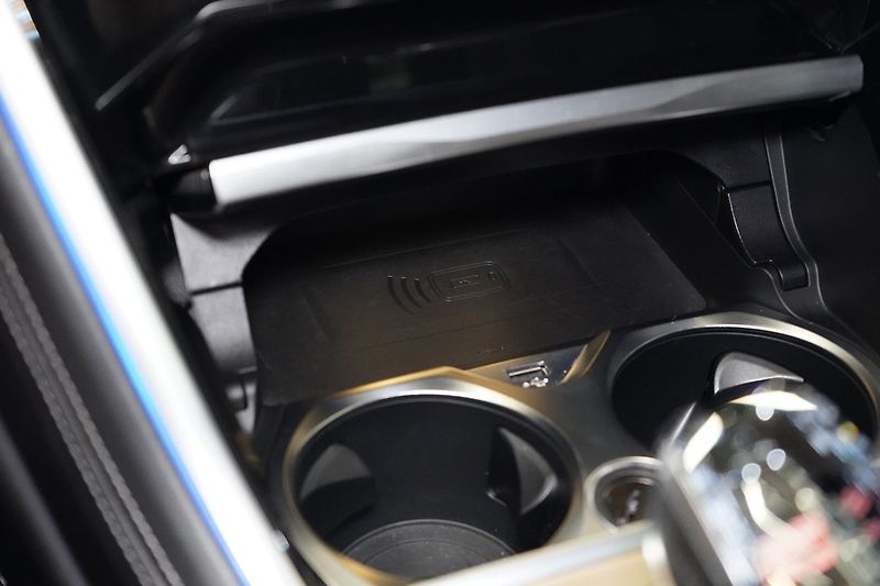 BMW Řada 8 M850i xDrive, Golden Thunder - fotka 38 z 50