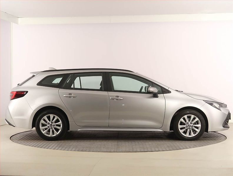 Toyota Corolla (2023) 1.8 Hybrid, digi klima - fotka 6 z 22