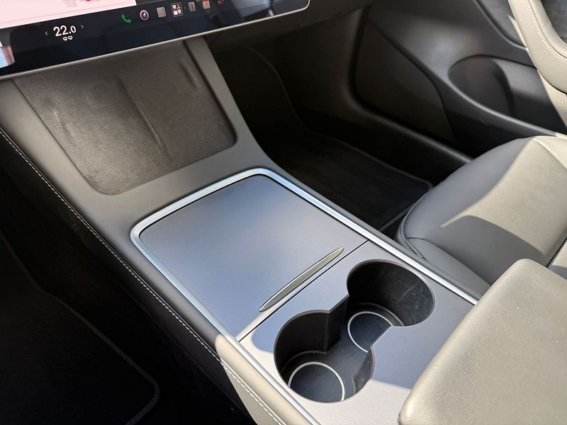 Tesla Model 3 Long Range AWD - fotka 28 z 38
