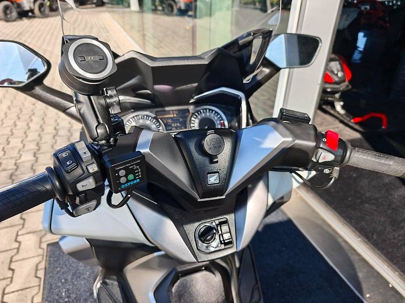 Honda Forza 300 ABS (2018) Smart box, Vyhřívané rukojeti, - fotka 19 z 20