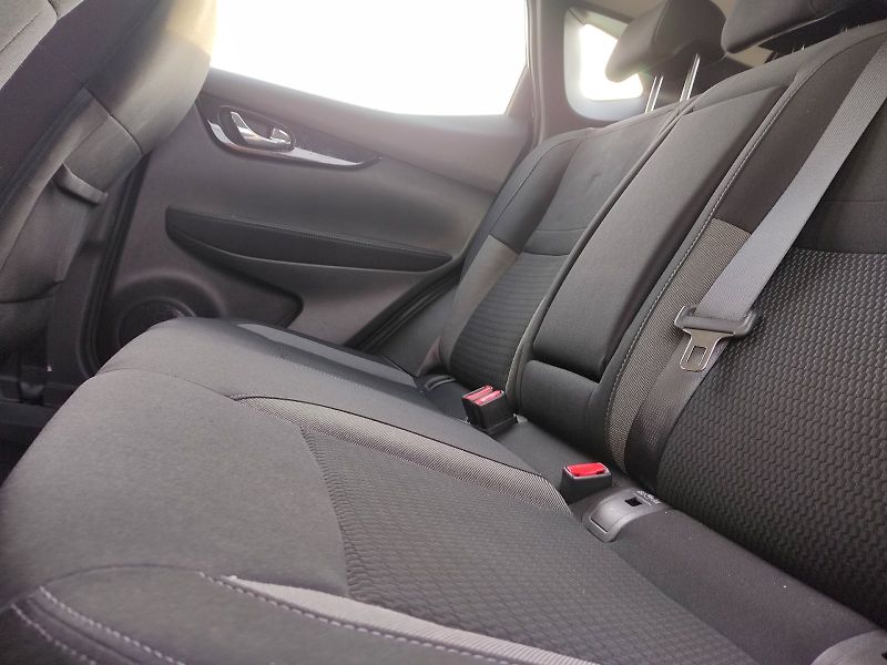 Nissan Qashqai (2021) 1,3 DIG-T 140k - fotka 30 z 40