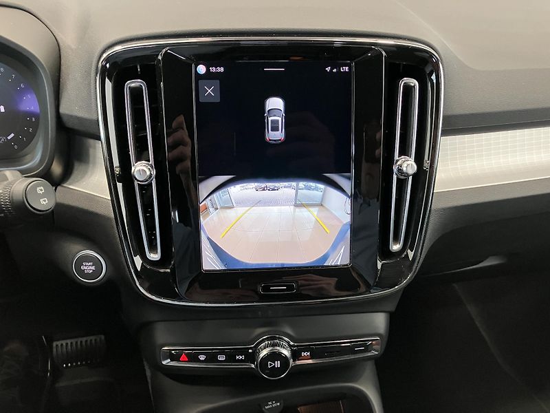 Volvo XC40 B3 FWD Plus Dark AT7 - fotka 27 z 39