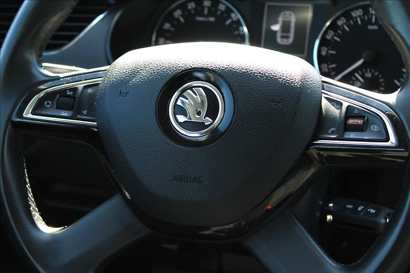 Škoda Octavia 2,0 TDi Ambition, 1.maj, NAVI - fotka 12 z 24