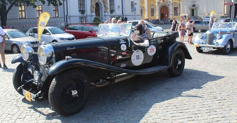 Spanilá jízda historických skvostů startovala ze zaplněného náměstí v Uherském Hradišti