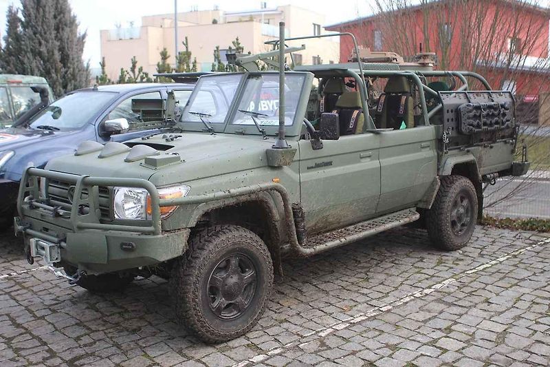 S šestkolovým Hiluxem jsme se mohli i projet