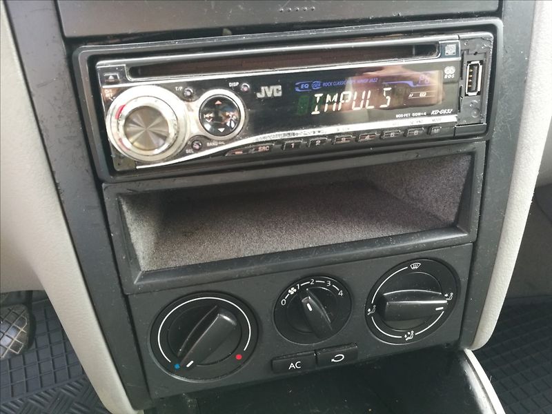 Volkswagen Golf 1,4 i 3dv. - fotka 7 z 14