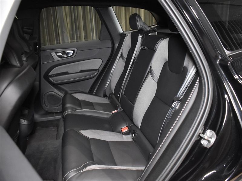 Volvo XC60 2,0 B4 AWD R-Design tažné. - fotka 10 z 22