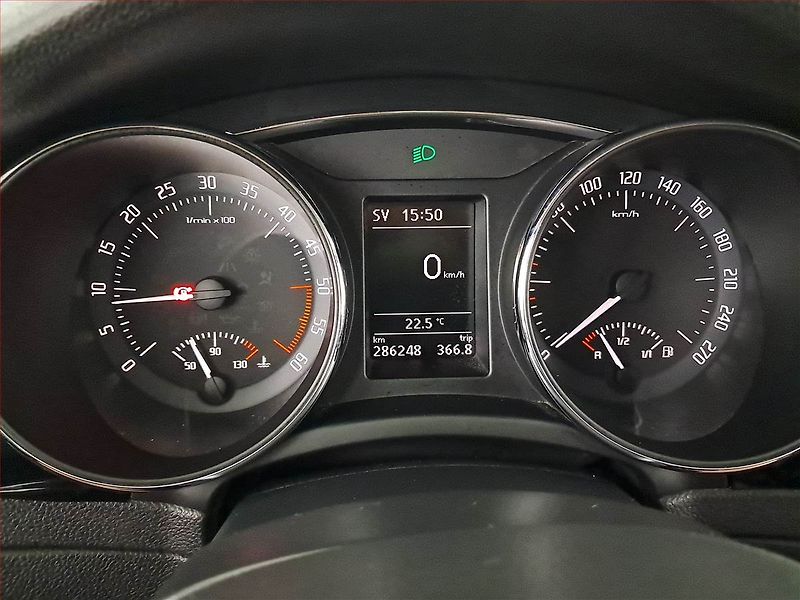 Škoda Superb (2015) 2.0 TDI, Navi, Xenony - fotka 10 z 21