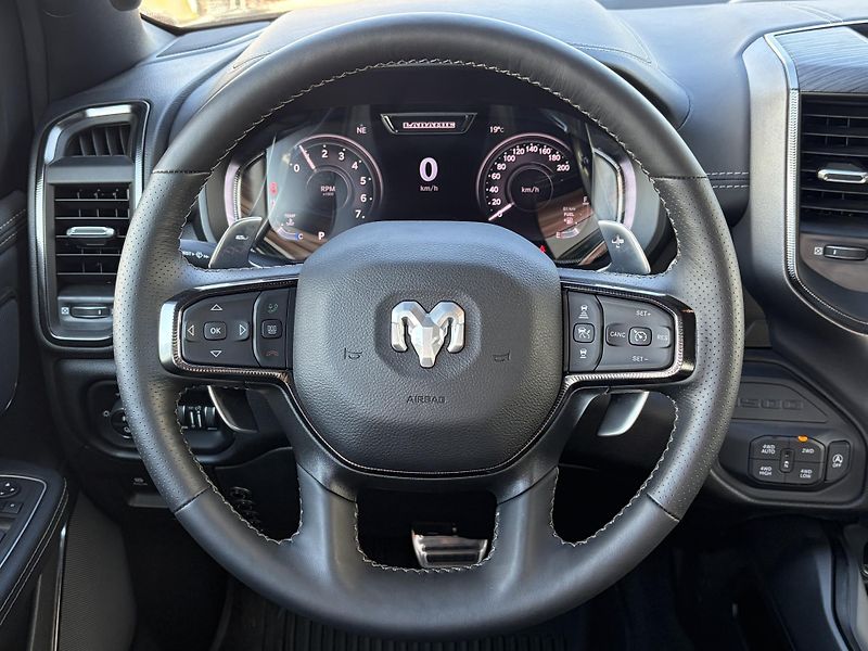 RAM 1500 (2024) Laramie 5.7 V8 HEMI LIFT - fotka 21 z 49