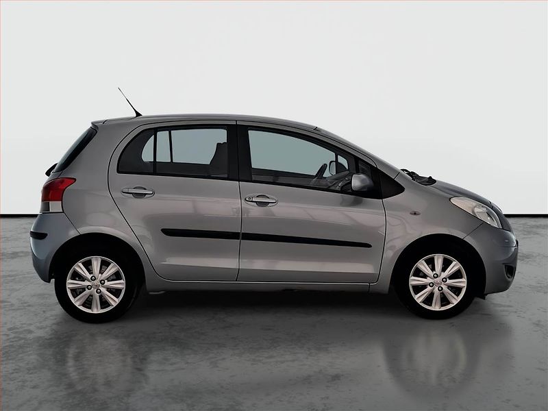 Toyota Yaris (2009) 1.33 Dual VVT-i, Serv.kniha - fotka 6 z 16