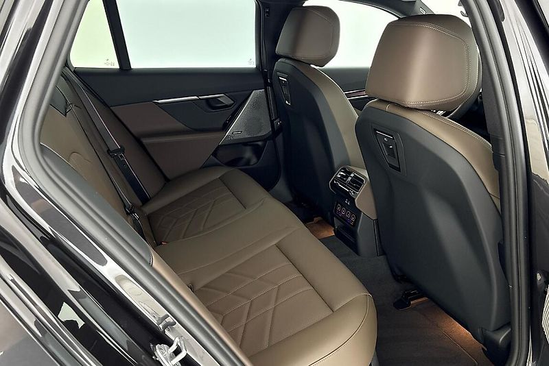 BMW i5 xDrive40 Touring - fotka 12 z 26