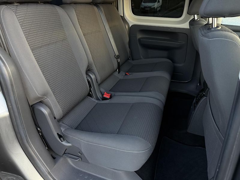 Volkswagen Caddy Maxi 1.6TDi 75kW DSG 7míst - fotka 17 z 20