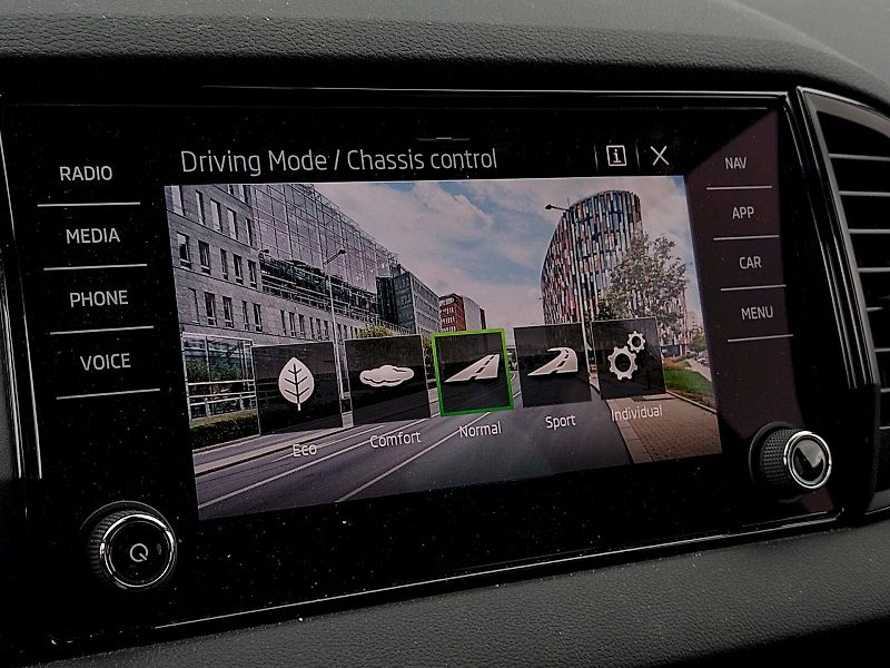 Škoda Karoq (2023) SportLine Plus 1,5 Tsi 110 Kw - fotka 16 z 35