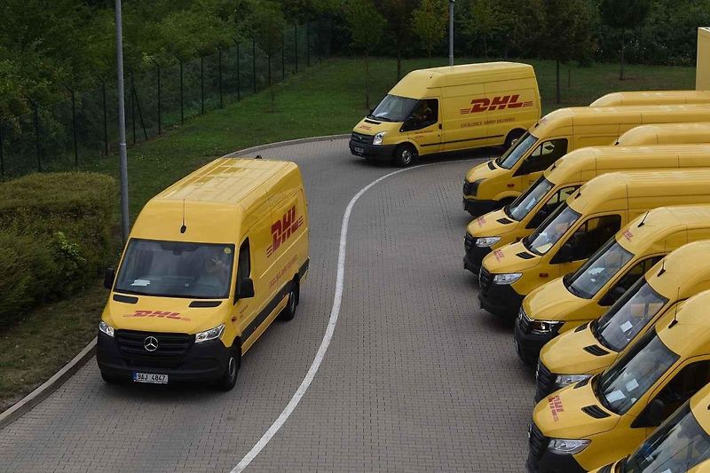 Testovaný Ford-E Transit působil mezi žlutými dodávkami jako stříbrná vrána