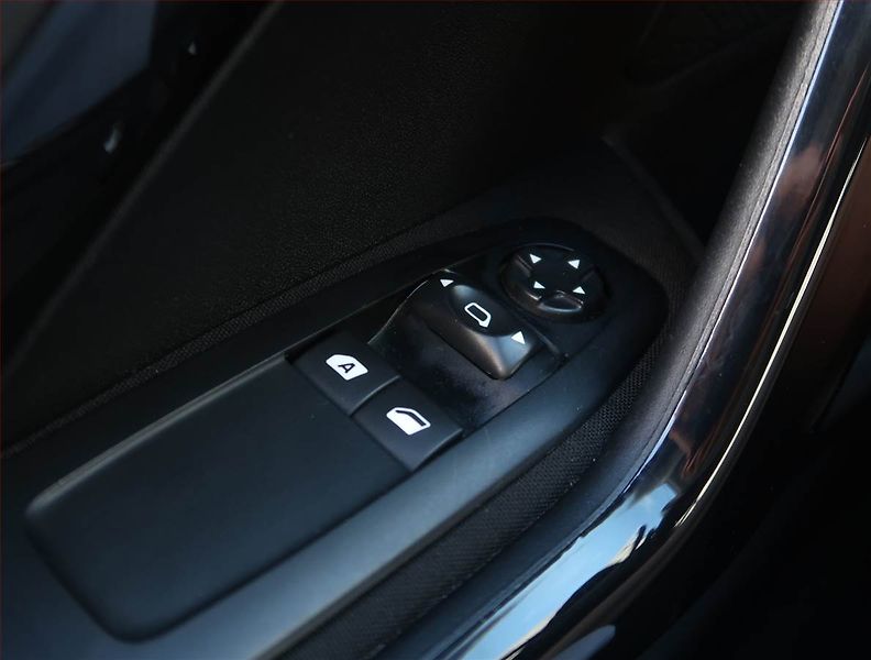 Peugeot 208 (2012) 1.2 PureTech, Serv.kniha - fotka 16 z 17