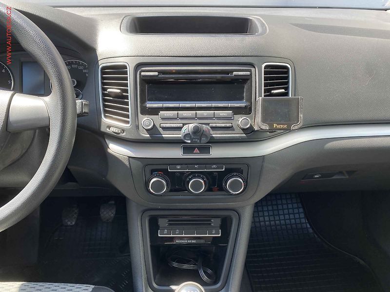 Volkswagen Sharan (2012) 2.0 TDI, 2.maj,ČR, servis - fotka 12 z 17