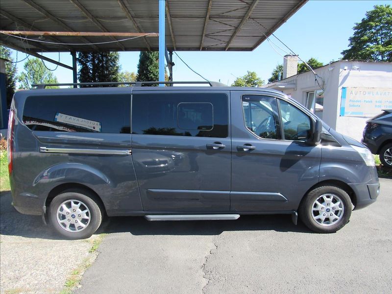 Ford Tourneo Custom 2,2 TDCi 114kW 9 míst - fotka 8 z 36