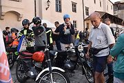 Strakonice si připomněly 105 let od zahájení výroby značky ČZ Sjeli se sem majitelé a obdivovatelé legendárních motocyklů. Na dobu, kdy pro čezetu pracoval, zavzpomínal i náš jediný kosmonaut ve vesmíru Vladimír Remek. A ochotně pózoval na společných sním