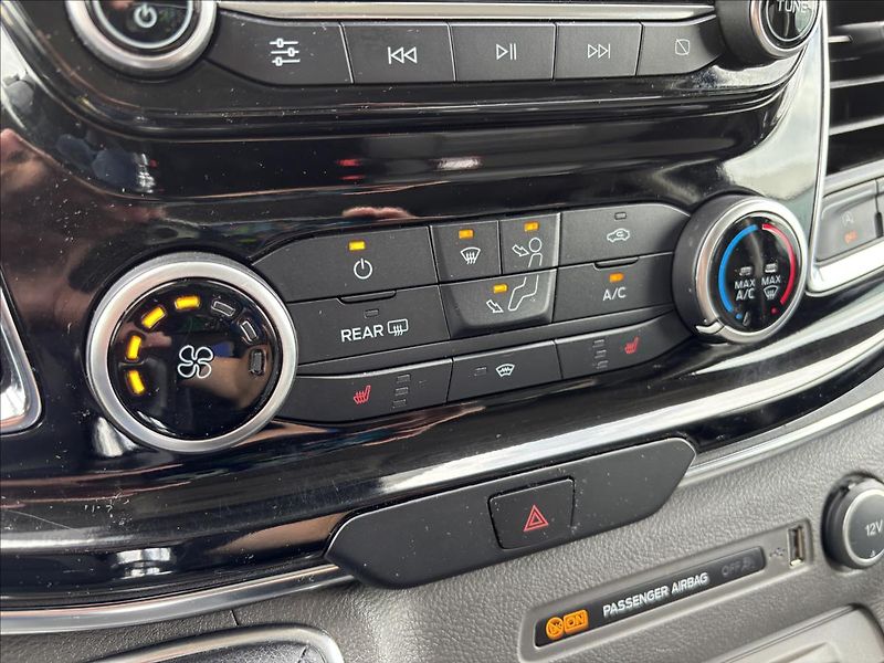 Ford Tourneo Custom 2,0 mHEV 136kW Titanium X L2 - fotka 35 z 45