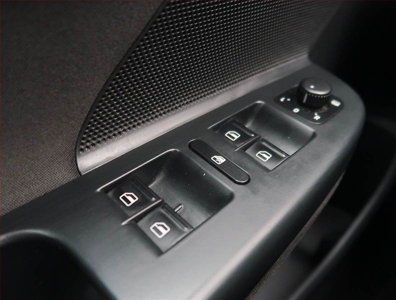 Volkswagen Golf (2012) 2.0 TDI, Automat, Navi - fotka 18 z 19