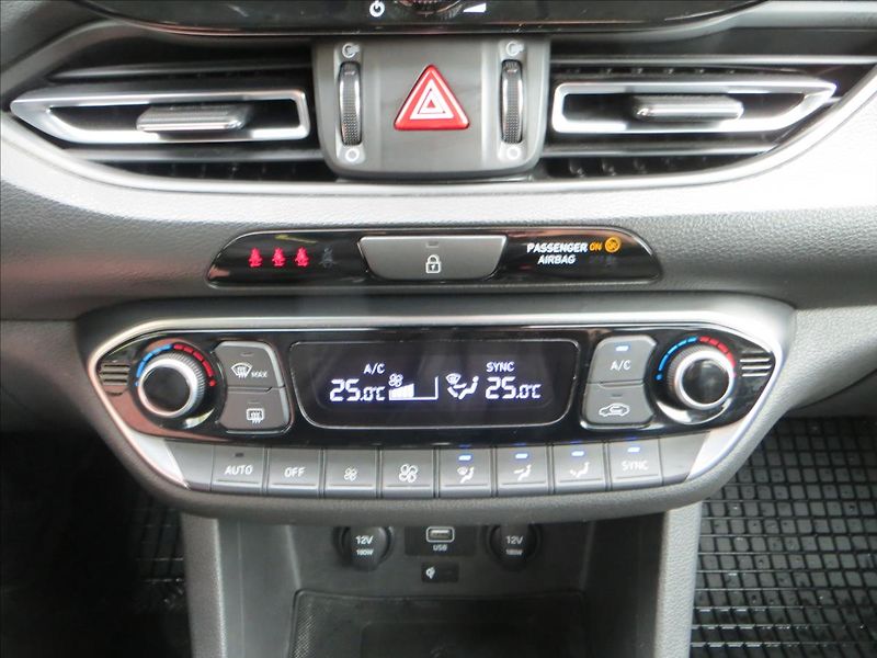 Hyundai i30 1,5 T-GDI 117kW Family Smart - fotka 16 z 26