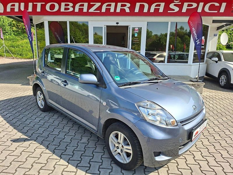 Daihatsu Sirion (2006) 1.3i 67kW AUT 4WD - fotka 2 z 39