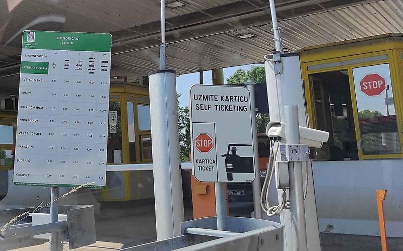 Cesta do Chorvatska autem poprvé bez hranic. Reportéři Deníku vyzkoušeli delší trasu přes Bratislavu, Maďarsko, Záhřeb až do Zadaru a Šibeniku. Zhruba tisíc kilometrů. Z Jadranu se pak vraceli přes Slovinsko a Rakousko.