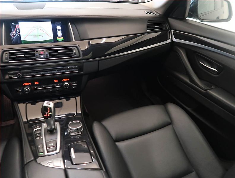 BMW Řada 5 (2014) 530d xDrive, 4X4, Automat - fotka 8 z 17