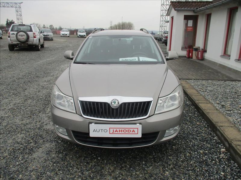 Škoda Octavia 1,6 TDI, klima, tažné zař. - fotka 2 z 25