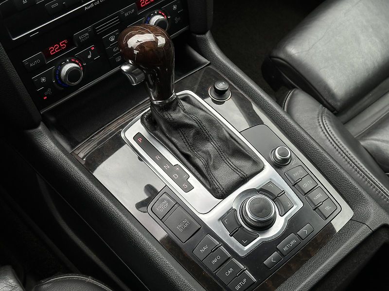 Audi Q7 3.0TDi V6 4x4 Tiptronic 233PS - fotka 37 z 48
