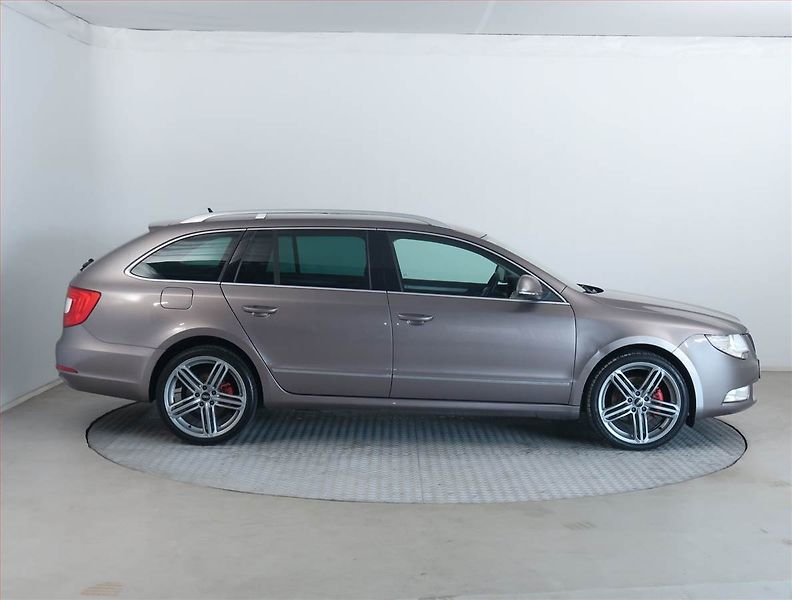 Škoda Superb (2010) 2.0 TDI, Xenony, Tempomat - fotka 6 z 16