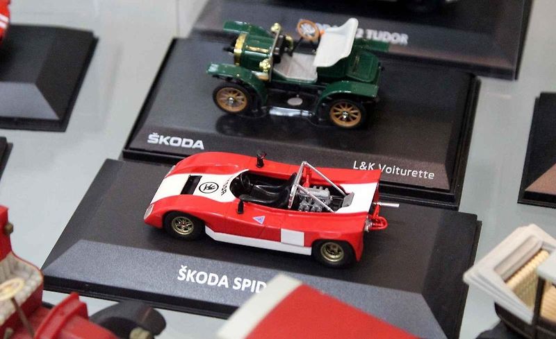 Modely vozů Škoda s pamětními mincemi.