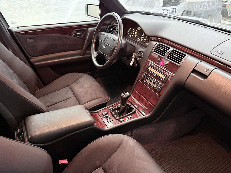 Mercedes-Benz Třídy E (1997) 200i,kompressor,Elegance - fotka 23 z 31