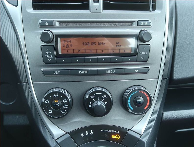 Toyota Verso (2011) 1.33 VVT-i, po STK, rezervace - fotka 12 z 14
