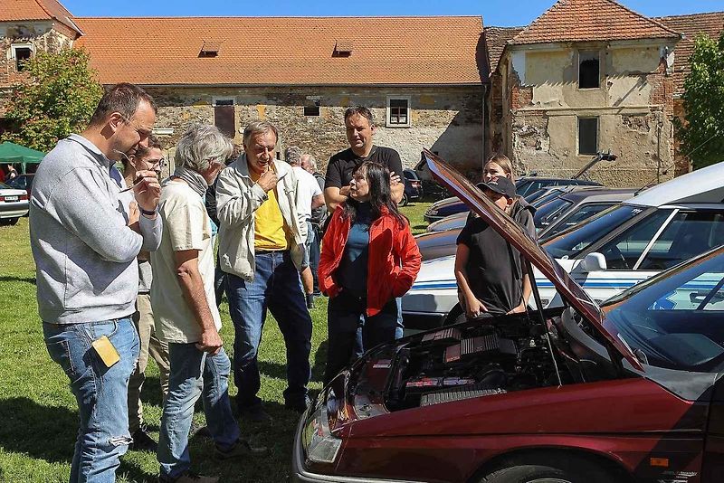 Jarní koulení - sraz automobilů a příznivců značky Citroën na zámku ve Svojšíně na Tachovsku.