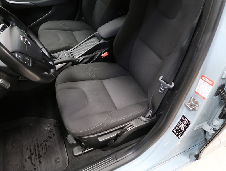 Volvo V40 2,0 D AUT NEZ. TOPENÍ - fotka 21 z 22