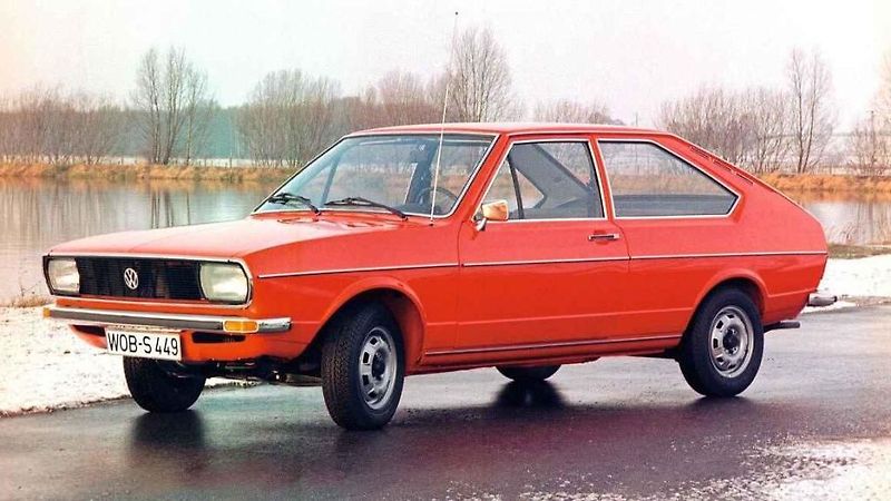 Volkswagen Passat s pořadovým číslem 4 dealeři prodávali mezi roky 1993 až 1996