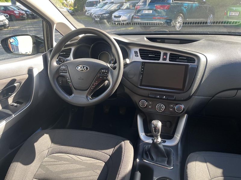 Kia Ceed (2013) 1,4 CRDi 66 Kw TAŽNÉ !! - fotka 11 z 18