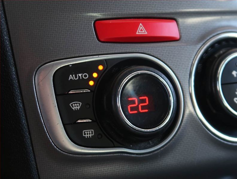 Citroën C4 (2016) 1.6 BlueHDi, nová STK - fotka 18 z 20