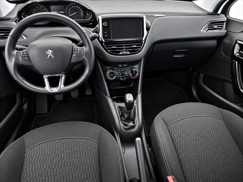 Peugeot 208 1,2 PURETECH 60 KW - fotka 10 z 12