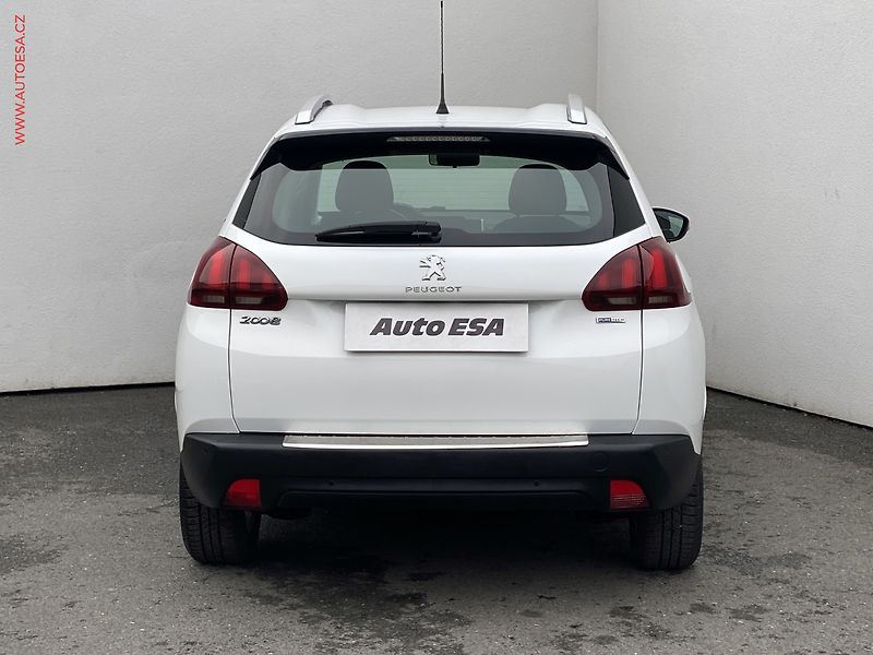 Peugeot 2008 (2017) 1.2 PT, ČR, GT Line - fotka 5 z 18