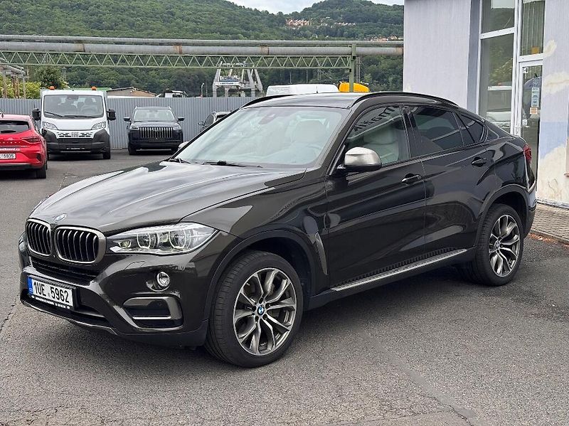 BMW X6 (2014) 4.4 V8 (449k) xDrive50i - fotka 6 z 51