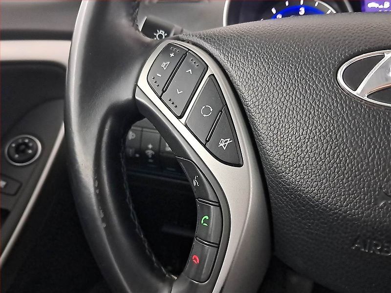 Hyundai i30 (2017) Trikolor 1.6 CRDi, Serv.kniha - fotka 16 z 17