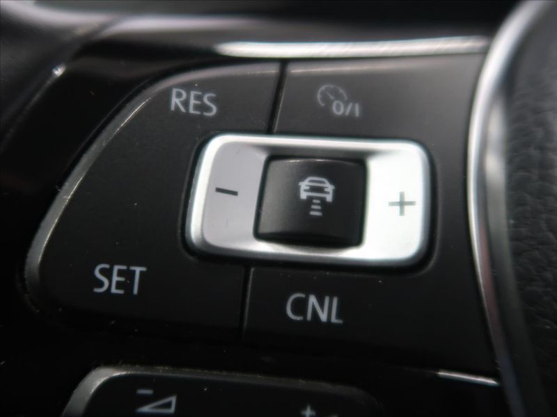 Volkswagen Sharan 2,0 TDI Highline LED panorama - fotka 18 z 39