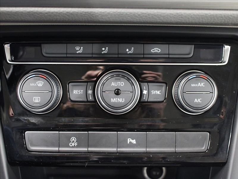 Volkswagen Touran 2,0 TDI 110KW LED 1.majitel - fotka 24 z 30