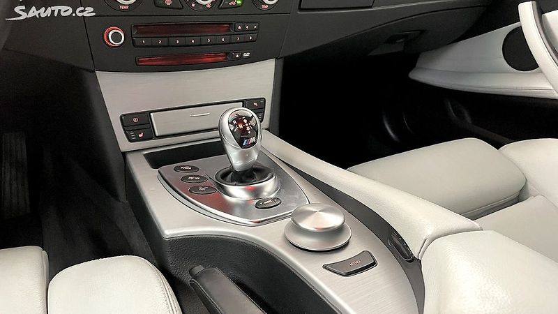 BMW M5 5.0 V10 Touring - fotka 14 z 34