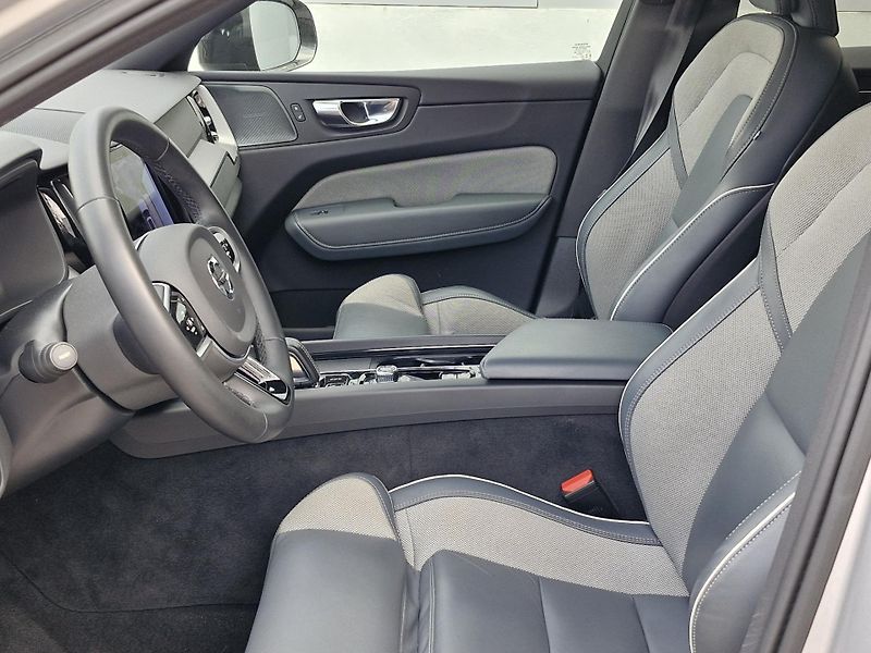 Volvo XC60  B4 R-Design (145 kW) 4x4 AUT - fotka 6 z 6